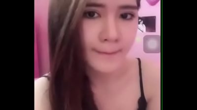 Gái xinh ngại ngùng khi show vú nhìn cute vãi